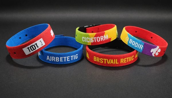 Les avantages des bracelets en tissu personnalisés pour festivals